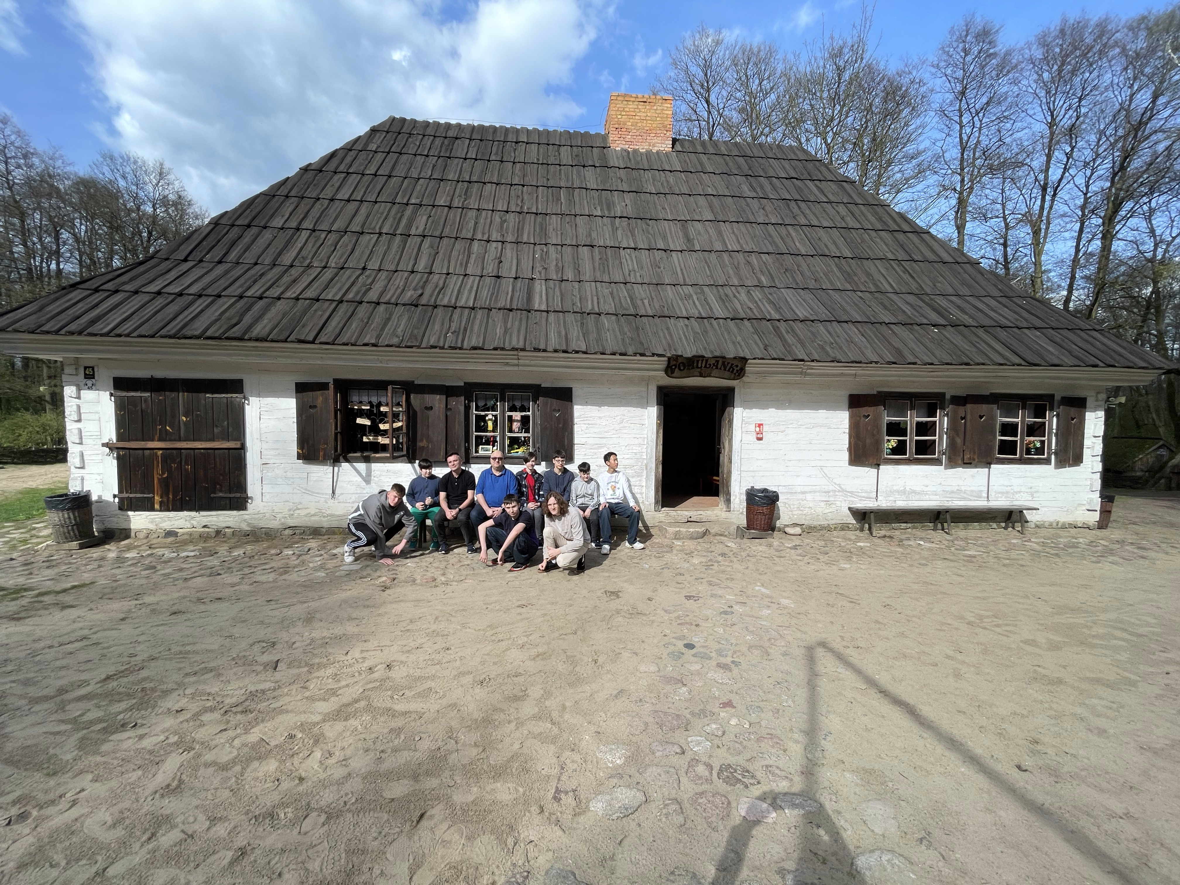 Skansen Game Jam 2024 - Wspólne zdjęcie przed chałupą